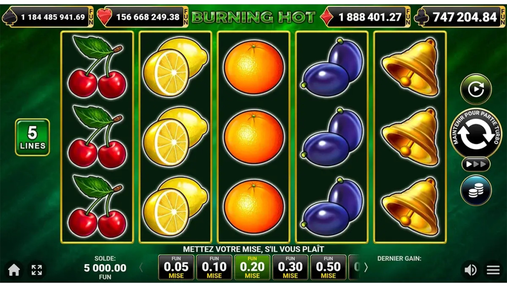Écran de jeu Burning Hot avec symboles fruits, chiffre 7 gagnant et rouleaux fixes façon machine à sous classique.