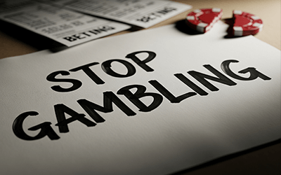 Joueur belge consultant la base EPIS sous la supervision de la Commission des jeux de hasard, symbole de la prévention dans le casino en ligne belge.